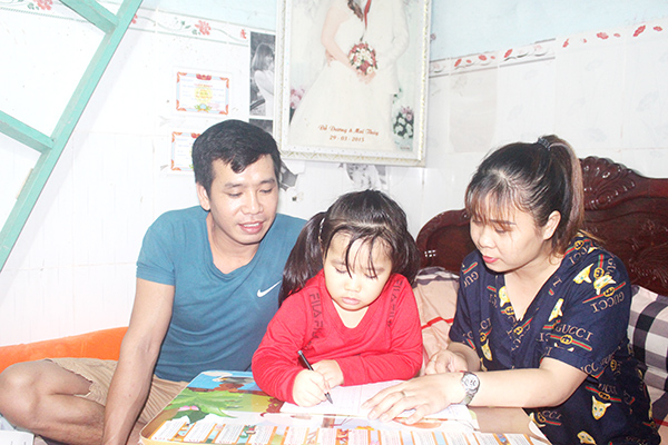 Do điều kiện kinh tế còn khó khăn, Tết này, gia đình anh Đỗ Ngọc Dương và chị Lê Thị Thúy tạm gác mong muốn sum vầy bên gia đình, đón Tết nơi xóm trọ