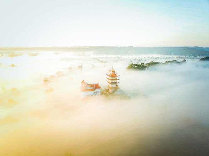 With the local weather being chilly and usually below 16 degrees Celsius, Buu Minh pagoda is covered each morning with dew and mist.