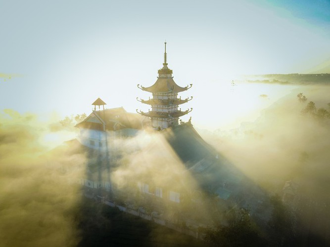 At the start of every day a sparkling beauty surrounds the pagoda as a layer of mist descends on the site.