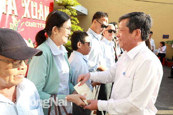 Tổng biên tập Báo Đồng Nai Nguyễn Tôn Hoàn tặng quà cho người nghèo trên địa bàn thành phố Biên Hòa