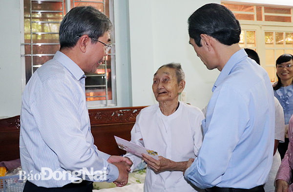 Lãnh đạo tỉnh thăm và chúc Tết các gia đình chính sách