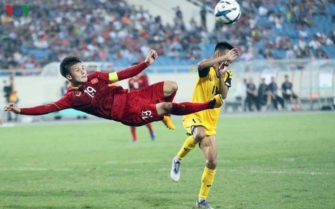 Football star Quang Hai (in No. 19 jersey)