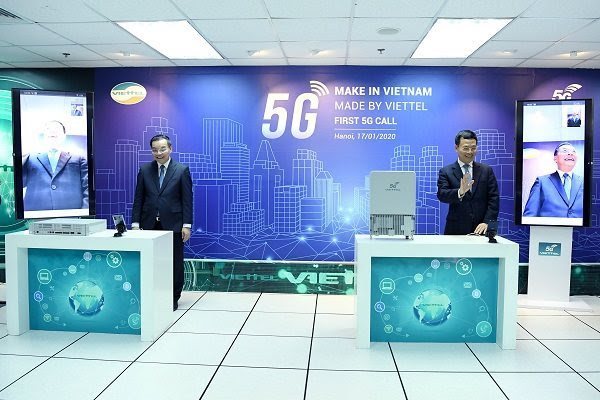 Minister of Science and Technology Chu Ngoc Anh (L) and Minister of Information and Communications Nguyen Manh Hung (R) use the 5G device made by Viettel to make a call on January 17.