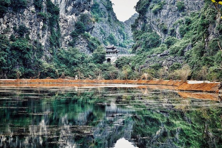 Situated in Hoa Lu complex, Am Tien cave is a highly attractive destination to visit during Tet. Indeed, the site has also appeared in several movies and popular music videos.