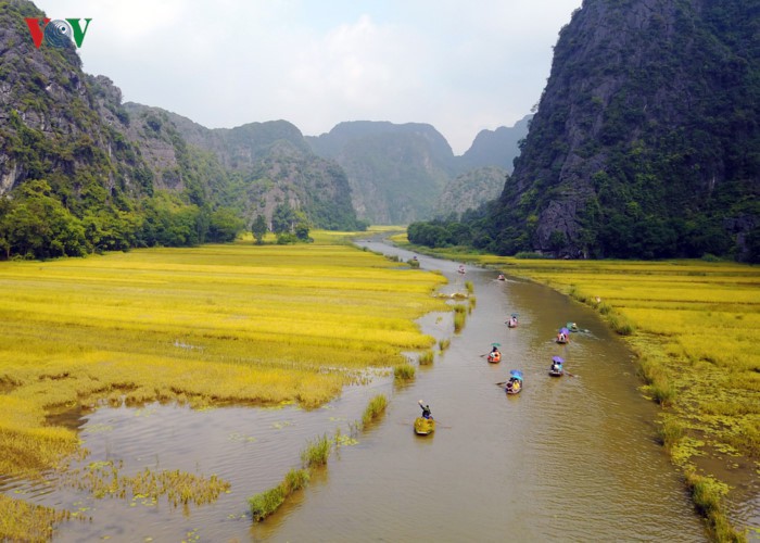 Tam Coc - Bich Dong is located in Ninh Hai commune of Hoa Lu district and is widely regarded as "Ha Long Bay on land". Similar to the Trang An Landscape complex, guests can travel by boat along the Ngo Dong river in order to truly savour the area’s scenic views.