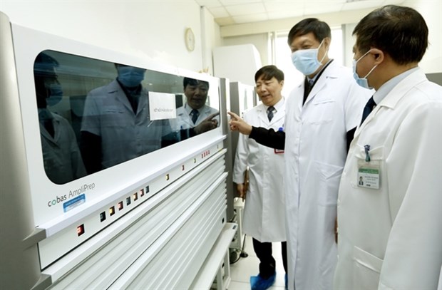 Experts from the Ministry of Health check disease prevention and control at the National Hospital for Tropical Diseases.(Source: VNA)