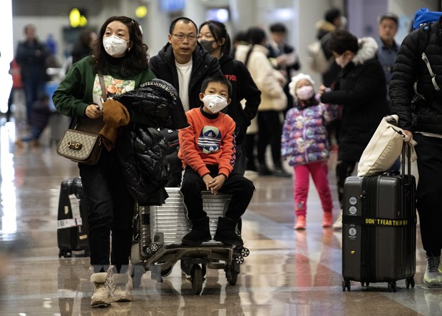 Hành khách đeo khẩu trang để phòng tránh sự lây lan của virus corona tại sân bay Bắc Kinh, Trung Quốc, ngày 21-1-2020. (Nguồn: AFP/TTXVN)