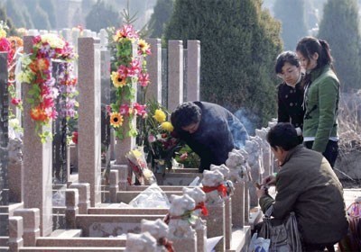 A Vietnamese family visits ancestors' tombs (Photo: VNA)