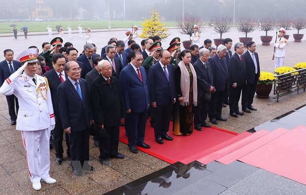 The delegation of Party, State leaders and former leaders pay respect to President Ho Chi Minh at his mausoleum on January 22 (Photo: VNA) 