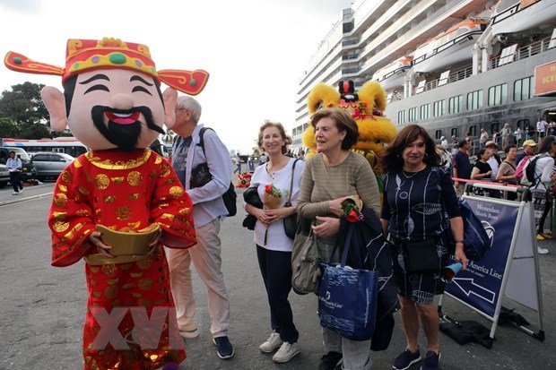 Foreign visitors to the central city of Da Nang by sea (Source: VNA)