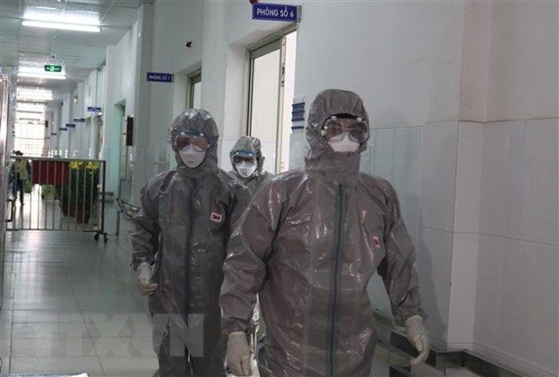 Doctors at Cho Ray Hospital in Ho Chi Minh City wear protective gear before entering an isolated area (Photo: VNA)