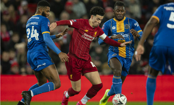 Curtis Jones (áo đỏ) là thủ quân trẻ nhất trong lịch sử Liverpool - Ảnh: LIVERPOOL