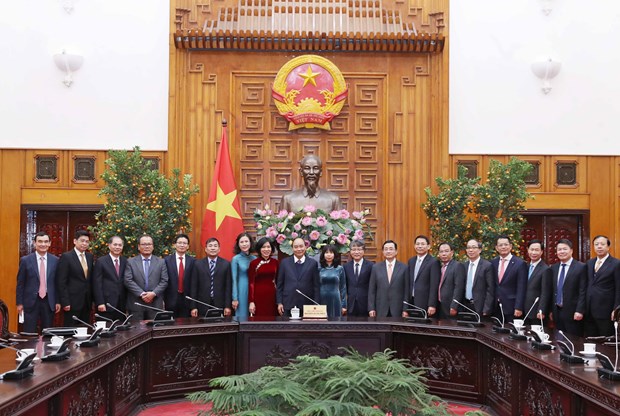 Prime Minister Nguyen Xuan Phuc (centre) in a group photo with 16 ambassadors and heads of Vietnamese representative agencies who are going to take up missions abroad.