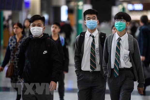  Đeo khẩu trang phòng lây nhiễm virus corona tại Hong Kong, Trung Quốc. (Ảnh: AFP/TTXVN)