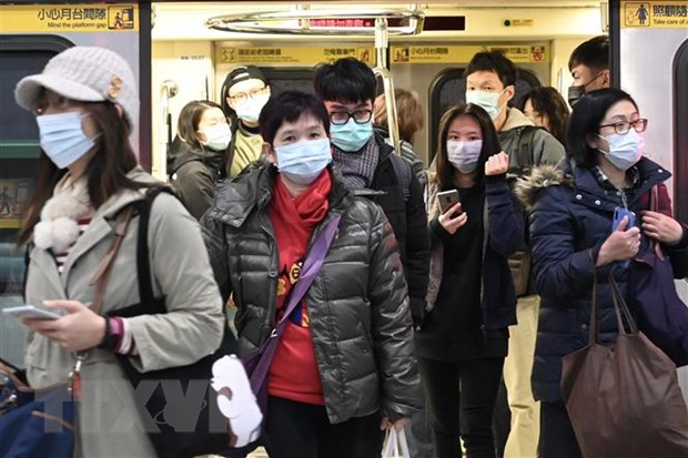 Người dân đeo khẩu trang phòng lây nhiễm virus corona tại Đài Bắc, Đài Loan, Trung Quốc. (Ảnh: AFP/TTXVN)