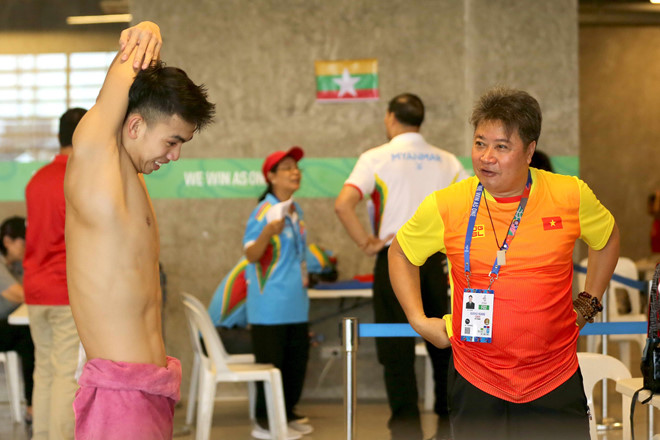 Huy Hoàng chưa thể có được sự hướng dẫn của chuyên gia Trung Quốc Hoàng Quốc Huy (phải) trong thời điểm này