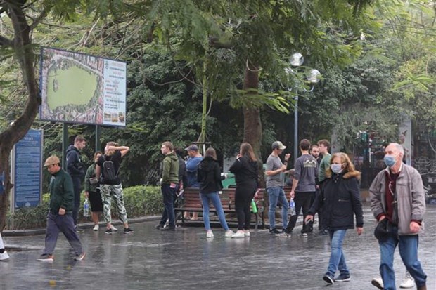 Tourists in Hanoi (Photo: VNA)