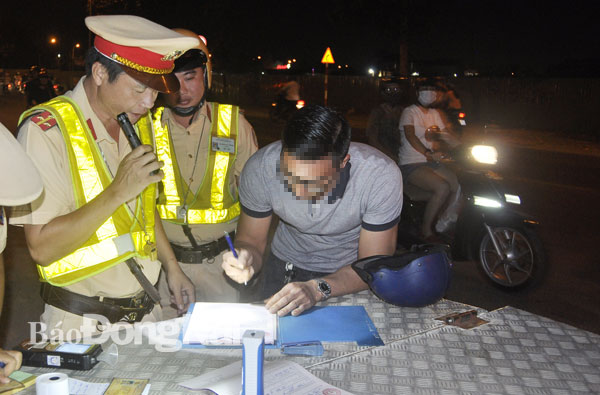 Các lực lượng chức năng lập biên bản xử phạt một trường hợp người lái xe máy vi phạm nồng độ cồn trên đường Võ Thị Sáu (TP.Biên Hòa)