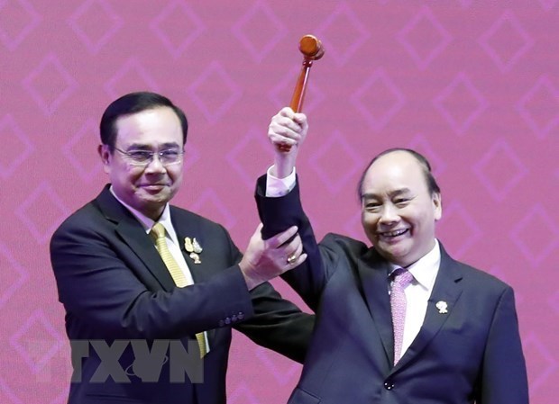 Vietnamese Prime Minister Nguyen Xuan Phuc receives ASEAN Chairmanship hammer from Thai PM Prayut Chan-o-cha. 