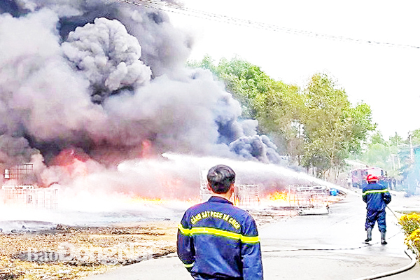 Lực lượng Cảnh sát phòng cháy, chữa cháy Công an huyện Long Thành tham gia dập tắt vụ cháy bãi tập kết pallet nhựa trong khu dân cư ở xã Lộc An (huyện Long Thành). Ảnh: C.T.V