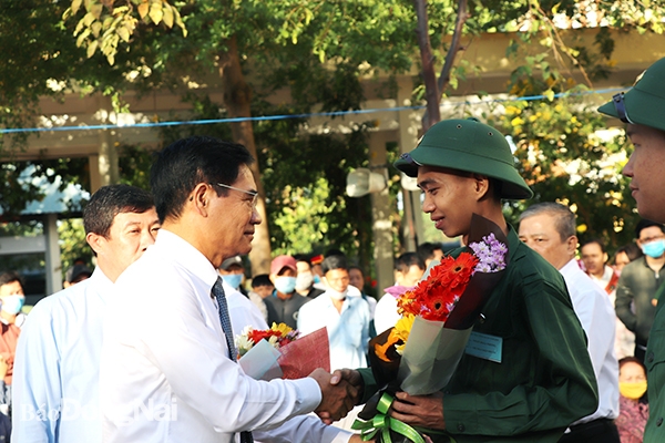 Phó chủ tịch UBND tỉnh Trần Văn Vĩnh tặng hoa, động viên tinh thần  các tân binh lên đường nhập ngũ.