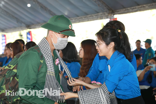 Thanh niên TP.Biên Hòa tặng hoa và khăn cho các tân binh trước khi lên đường về đơn vị