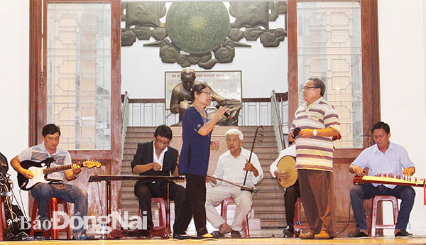 Ông Nguyễn Hữu Năng và bà Bùi Kim Lợi biểu diễn đờn ca tài tử tại Bảo tàng tỉnh. Ảnh: L.Na