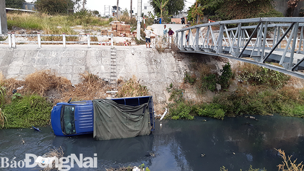 Tài xế quên kéo thắng tay khiến xe tải lao xuống suối