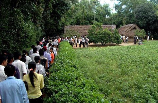 Tourists visit President Ho Chi Minh's house in Sen Village in Nghe An province. (Photo thethaovanhoa.vn)