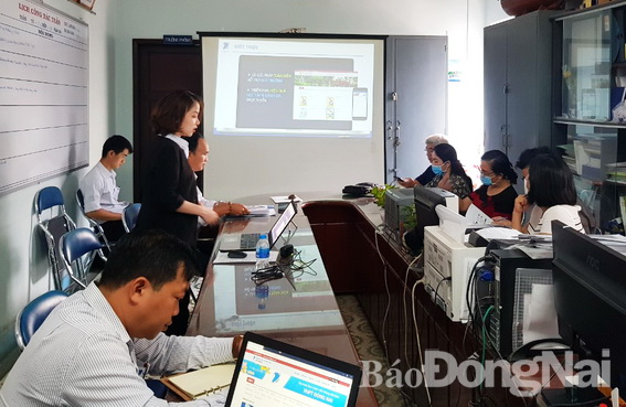 Các kỹ sư của VNPT Đồng Nai triển khai tập huấn sử dụng hệ thống học tập E-Elearning cho giáo viên các trường