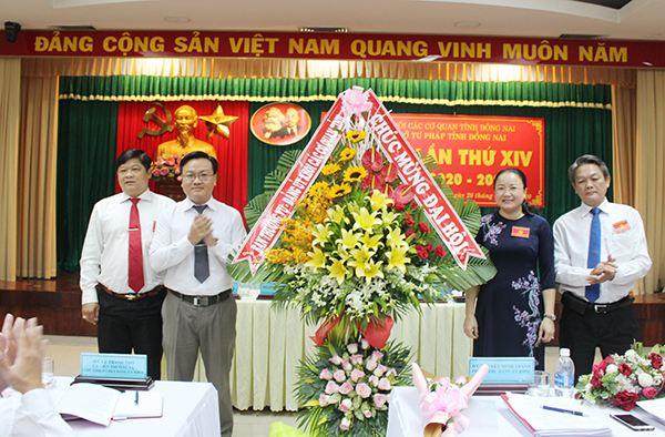 Phó bí thư Đảng bộ Khối các cơ quan tỉnh Nguyễn Minh Thanh (thứ 2 từ trái qua) tặng hoa chúc mừng Đại hội