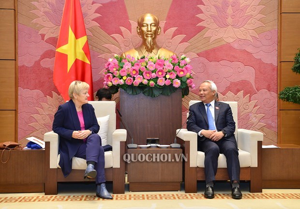 Vice Chairman of the National Assembly Uong Chu Luu (R) receives Renate Künast, Chairwoman of the Bundestag (federal parliament)’s Parliamentary Friendship Group for Relations with the ASEAN States.