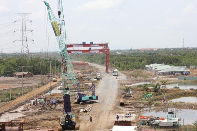 A section of Ben Luc-Long Thanh expressway in HCMC is under construction. Vietnam Expressway Corporation has proposed suspending the construction of the expressway due to heavy losses - PHOTO: LE ANH