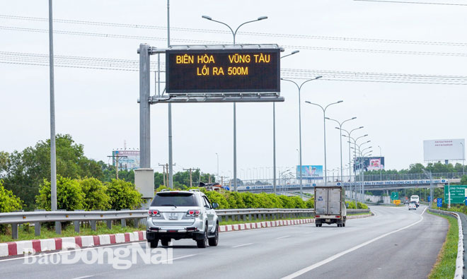 Bảng thông tin điện tử hiện đại về hướng dẫn, phân lưồng giao thông trên đường cao tốc TP.Hồ Chí Minh - Long Thành - Dầu Giây đoạn qua huyện Long Thành. Ảnh: THANH HẢI
