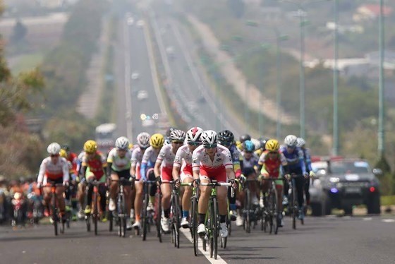 Japanese cyclists (front) lead the Binh Duong International Women’s Cycling Tournament - Biwase Cup 2019. (Photo: sggp.org.vn)