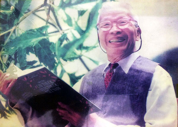 GS-TSKH.Đỗ Tất Lợi (1919-2008) với bộ sách Những cây thuốc và vị thuốc Việt Nam. Ảnh: TL