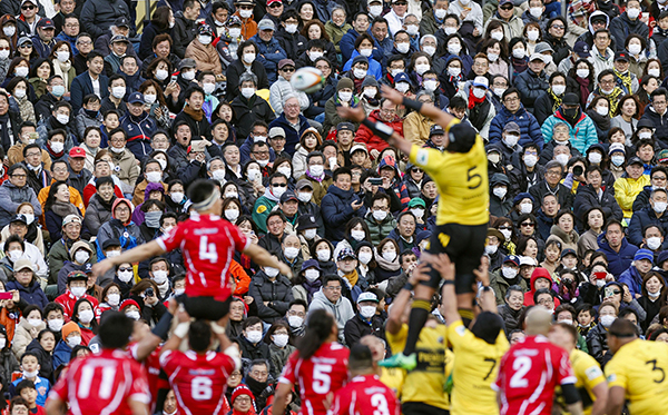 Thể thao ''né'' Covid-19 từ Đông sang Tây