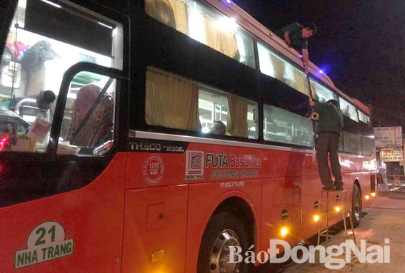 Xe ô tô khách khi lưu thông trên quốc lộ 1 đoạn qua xã Xuân Hòa bị ném đá làm vỡ kính vào đêm 21-2. (ảnh: CTV)
