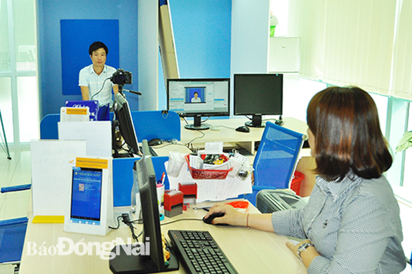 Người dân đến làm thủ tục cấp đổi giấy phép lái xe ô tô tại Trung tâm hành chính công tỉnh Đồng Nai