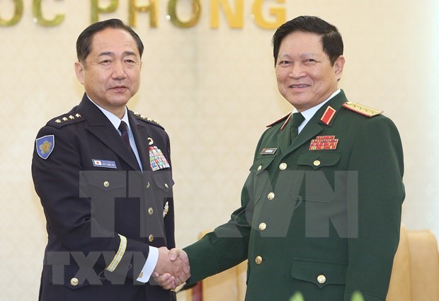 General Ngo Xuan Lich, Minister of National Defence of Vietnam (R) and General Yamazaki Koji, Chief of Staff, Joint Staff of Japan Self-Defence Forces.