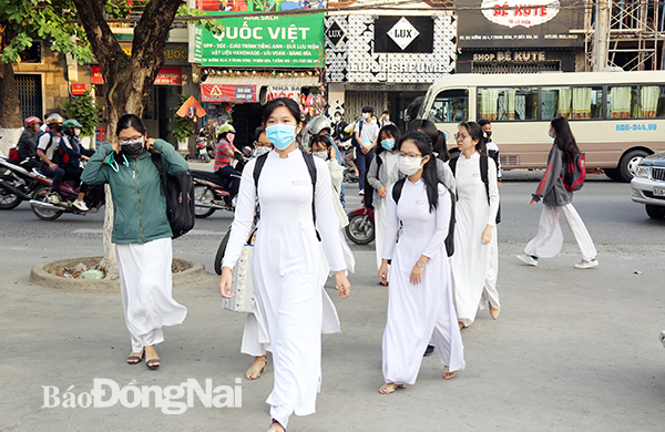 High-school students return after long break due to COVID-19 outbreak