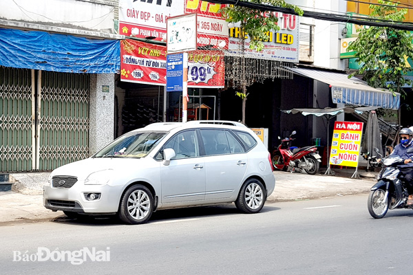 Ô tô đậu ở một khu vực đón, trả khách của xe buýt trên đường Phạm Văn Thuận (TP.Biên Hòa)