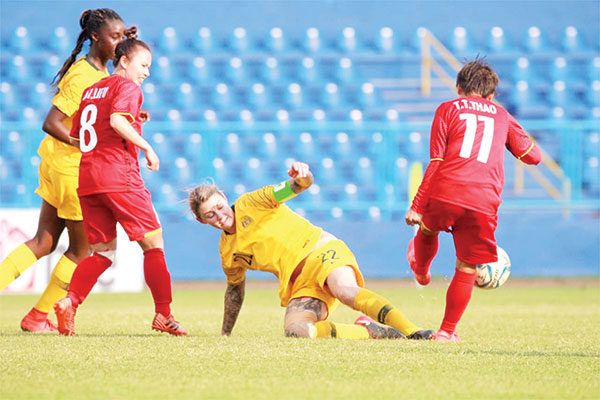 Đây là lần hiếm hoi đội tuyển nữ Việt Nam (áo đỏ) được dự trận play-off tranh vé tới Thế vận hội