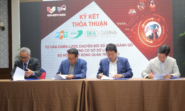 The Handicraft and Wood Industry Association of HCM City (HAWA), the Binh Duong Furniture Association (BIFA) and the Handicraft and Wood Industry Association of Dong Nai (DOWA) on March 5 signed co-operation agreements with FPT Corporation on promoting digital transformation.— VNS Photo