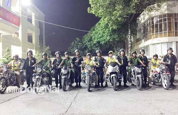 Tổ tuần tra 262 Công an TP.Biên Hòa chuẩn bị lên đường đi tuần tra. Ảnh: T.Danh