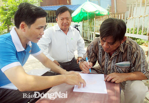 Nhân viên Văn phòng thừa phát lại Biên Hòa tư vấn pháp luật về thừa phát lại cho cán bộ P.Long Bình Tân (TP.Biên Hòa). Ảnh: Đ.Phú