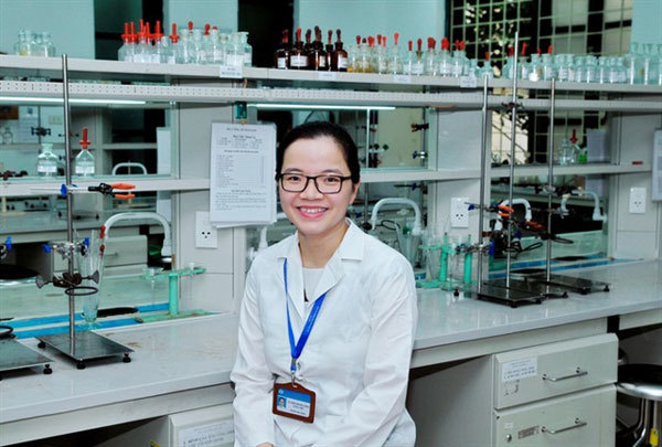 Dr. Tran Phuong Thao in his laboratory where she and her colleagues found substances for dementia drugs.