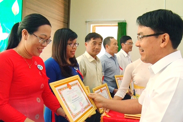 Phó trưởng ban Dân vận Tỉnh ủy Nguyễn Văn Khang khen thưởng các mô hình dân vận khéo tại TP. Long Khánh
