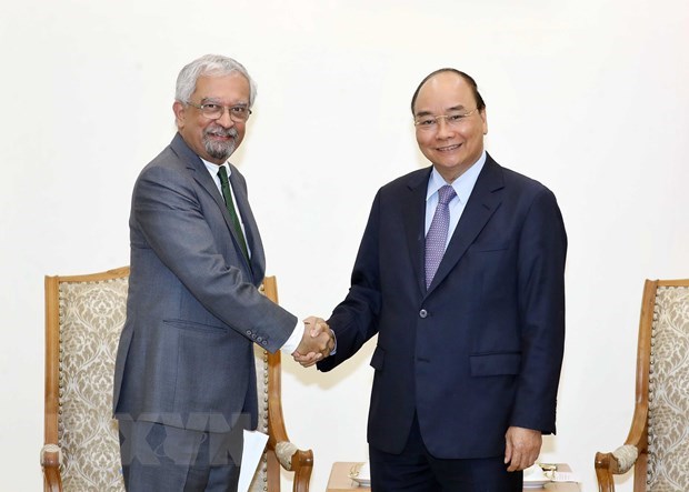 Prime Minister Nguyen Xuan Phuc (R) and UN Resident Coordinator in Vietnam Kamal Malhotra 