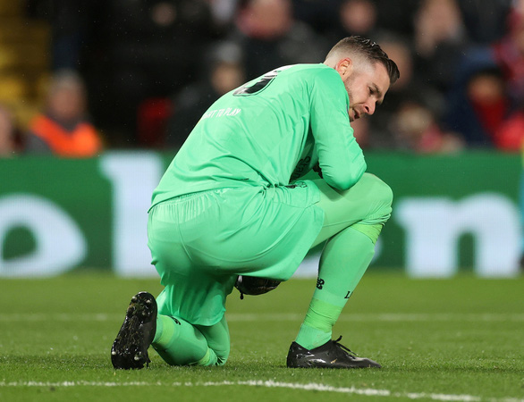 Adrian có một đêm đáng quên khi mắc sai lầm nghiêm trọng khiến Liverpool bị loại - Ảnh: REUTERS